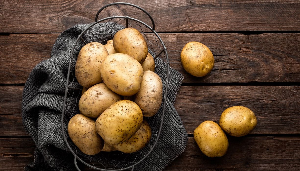 Kartoffeln auf dunklem Holz-Untergrund.
