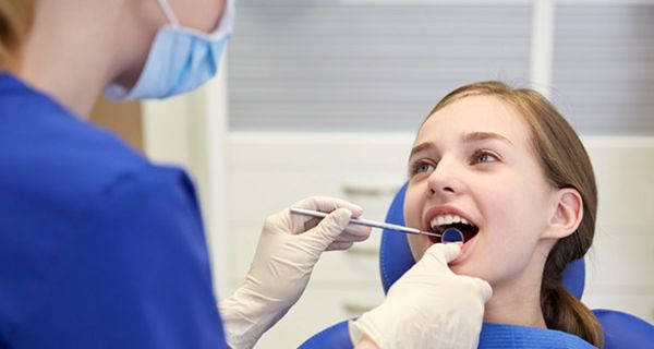 Bei einem Zahnunfall sollte möglichst schnell ein Zahnarzt aufgesucht werden.