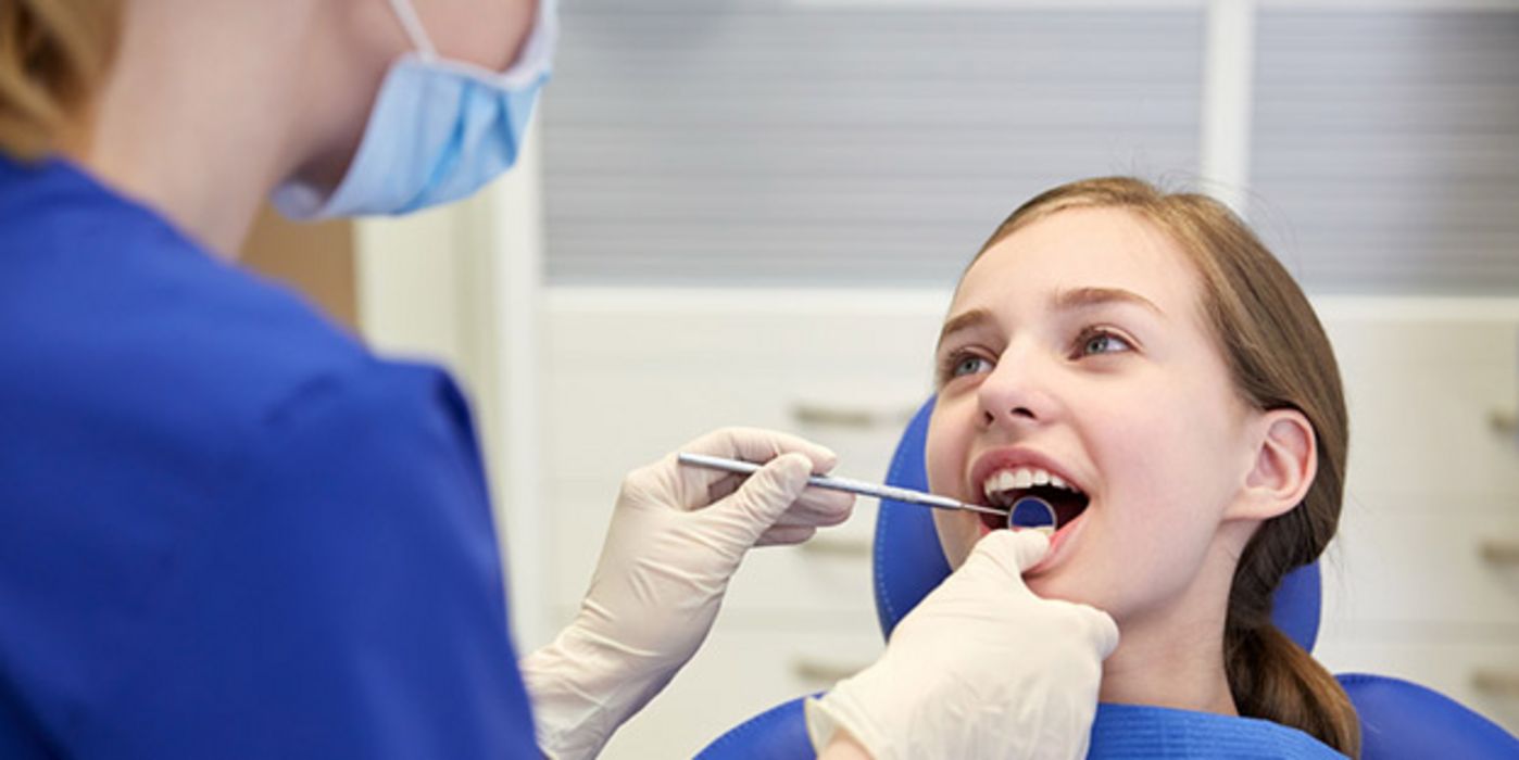 Bei einem Zahnunfall sollte möglichst schnell ein Zahnarzt aufgesucht werden.