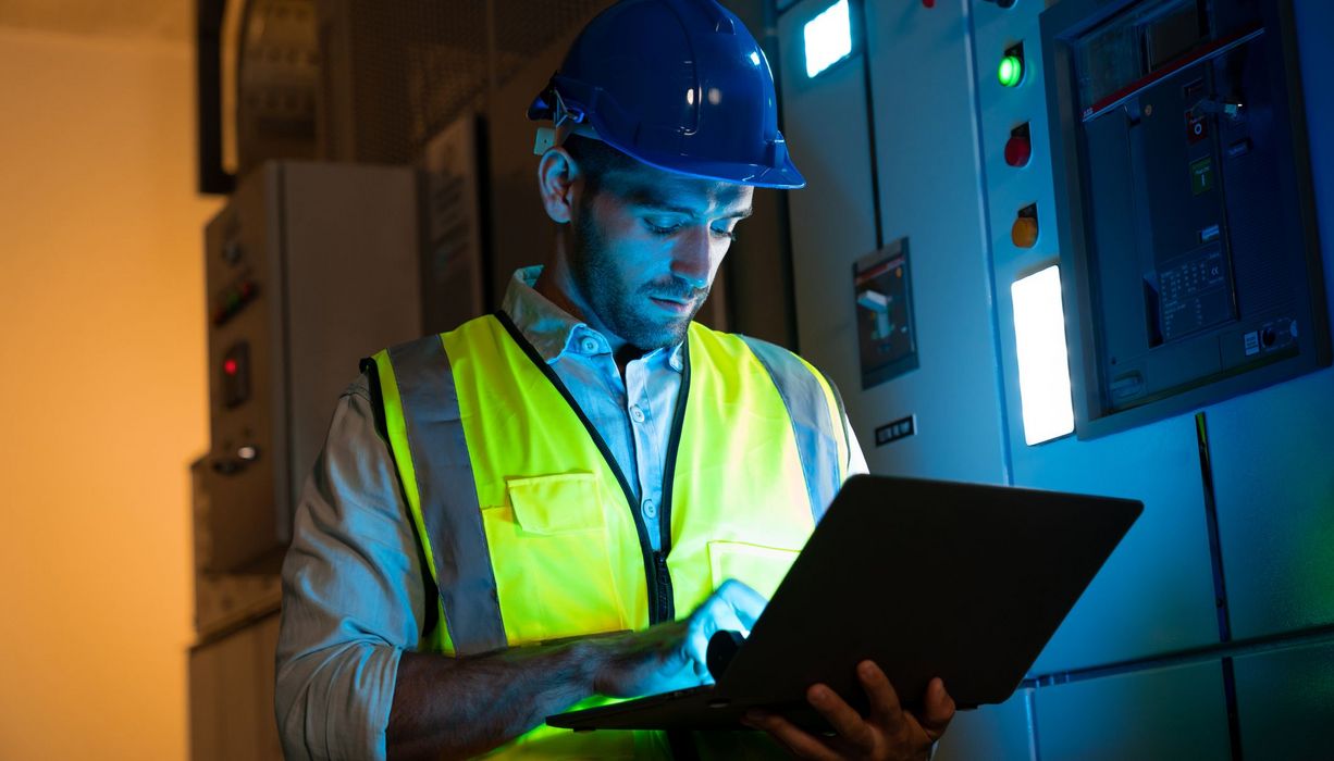 Elektroingenieur bei der Arbeit.