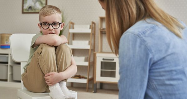 Junge (etwa 6 Jahre alt) bei einer Therapeutin