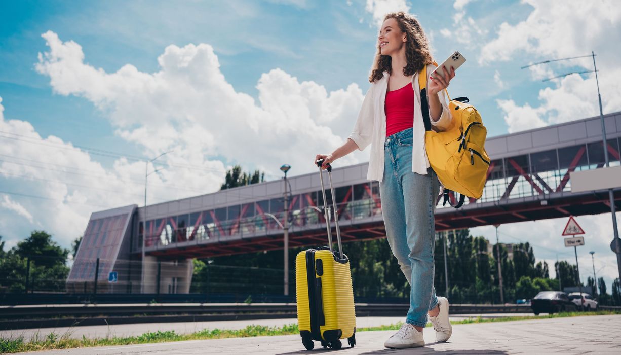 Frau mit Koffer und Rucksack