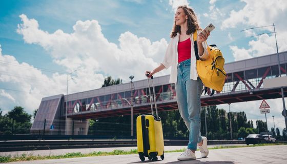 Frau mit Koffer und Rucksack