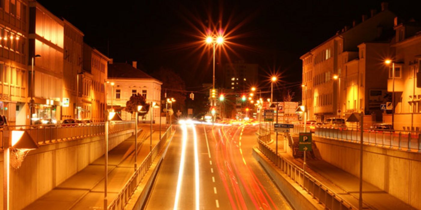 Nächtliche Straßenbeleuchtung