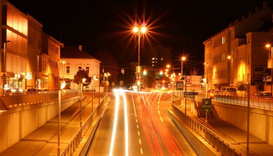 Nächtliche Straßenbeleuchtung
