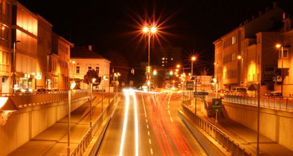Nächtliche Straßenbeleuchtung