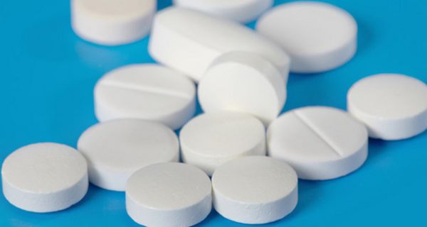 Weiße Tabletten auf einer blauen Fläche