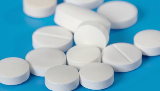 Weiße Tabletten auf einer blauen Fläche