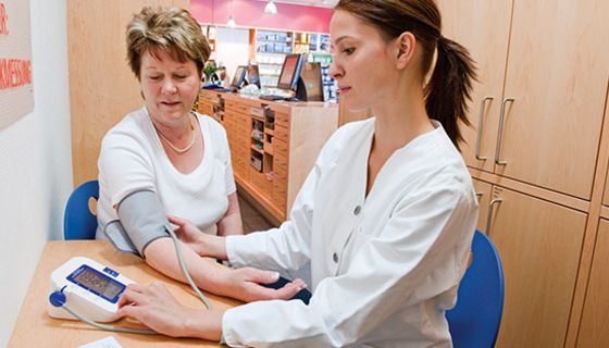 In der Apotheke können Sie lernen, wie man den Blutdruck richtig misst.