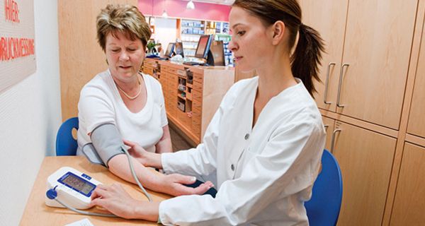 In der Apotheke können Sie lernen, wie man den Blutdruck richtig misst.