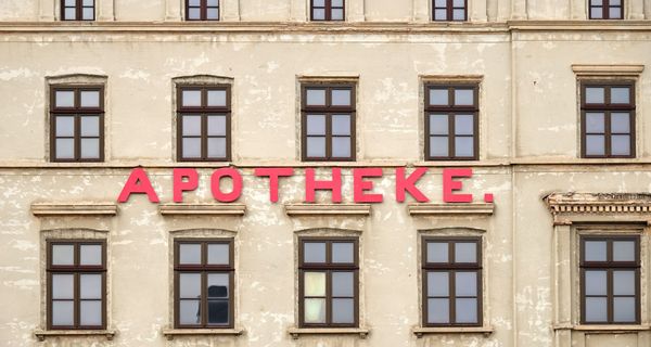 Apotheken-Schild auf einem alten Gebäude.