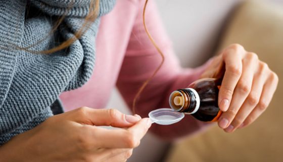 In vielen Arzneisäften ist Alkohol enthalten. 