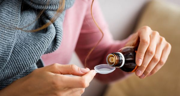In vielen Arzneisäften ist Alkohol enthalten. 