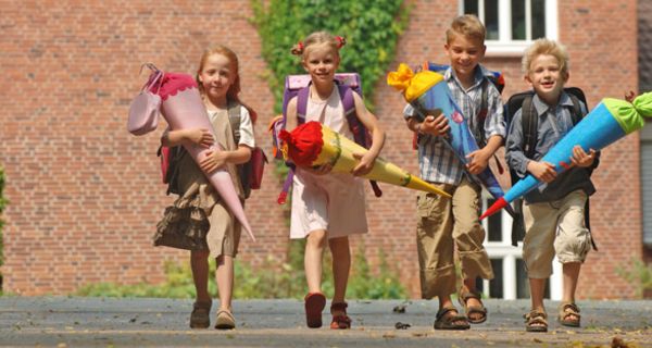 Gruppe von ABC-Schützen mit Schultüten