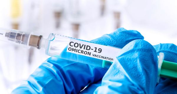 Impfstoff mit der Aufschrift "Covid-19 Omicron Vaccination".