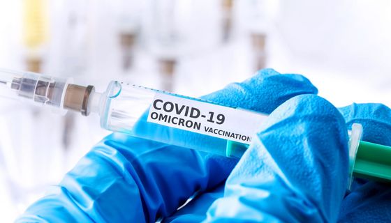 Impfstoff mit der Aufschrift "Covid-19 Omicron Vaccination".