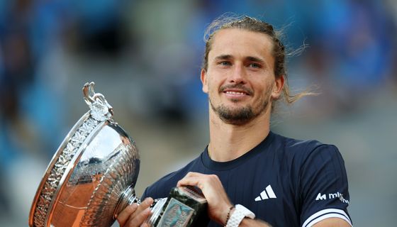 Alexander Zverev hält den Grand-Slam-Pokal der French Open 2026