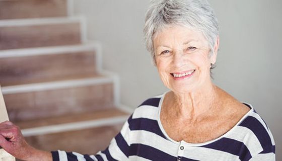 Öfter mal die Treppe nehmen. Dieser Rat gilt besonders für Frauen nach den Wechseljahren.