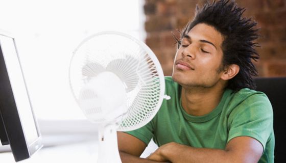 Mann vor Ventilator