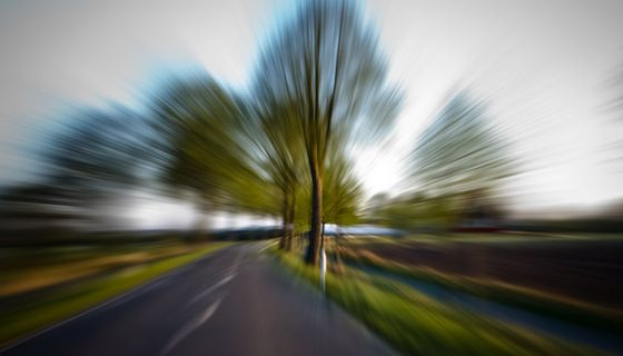 Verschwommener Blick auf eine Landstraße
