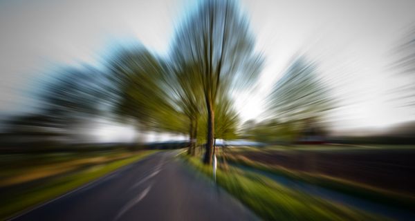 Verschwommener Blick auf eine Landstraße