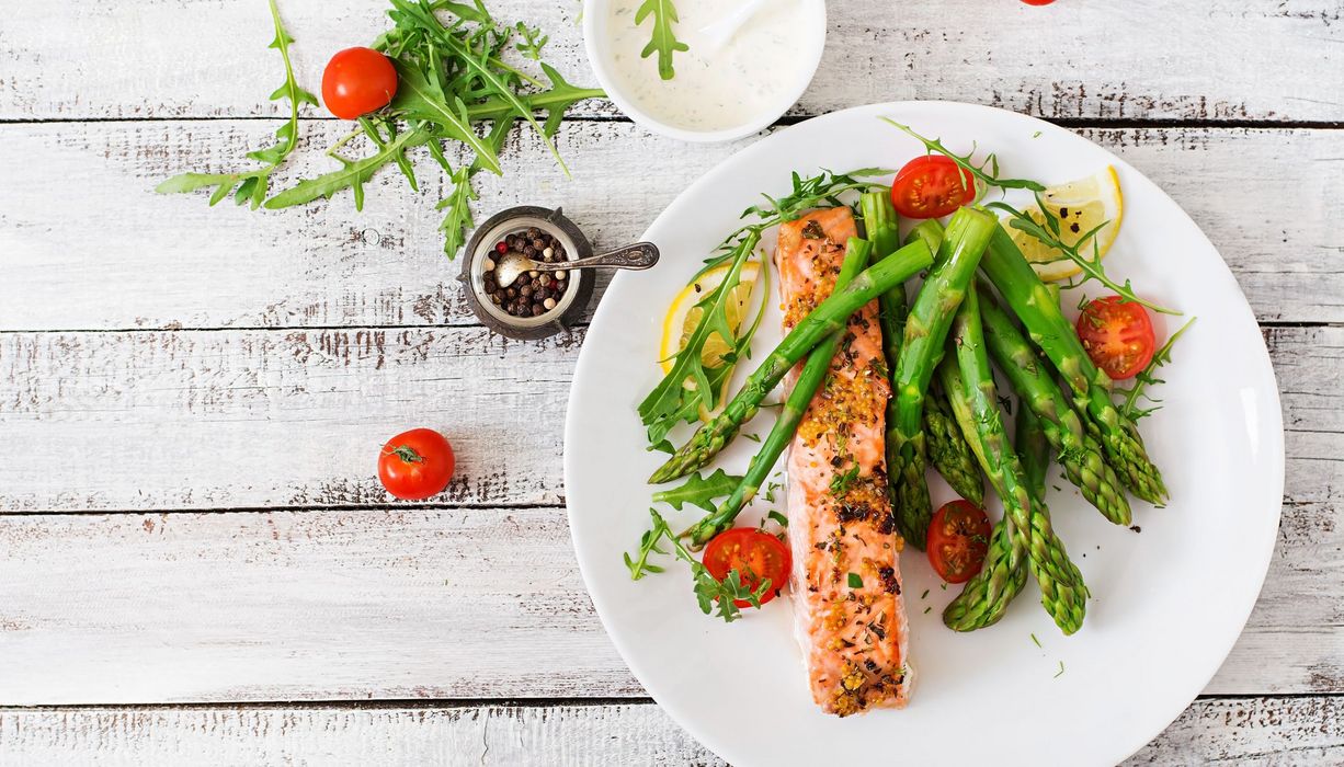 Teller mit Spargel und Lachs.