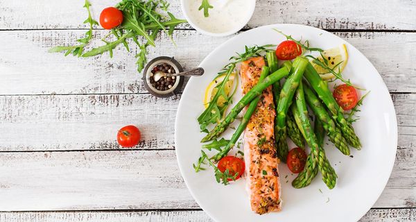 Teller mit Spargel und Lachs.