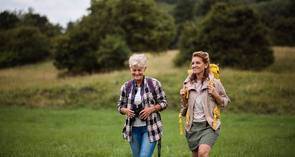 Zwei Frauen beim Wandern.