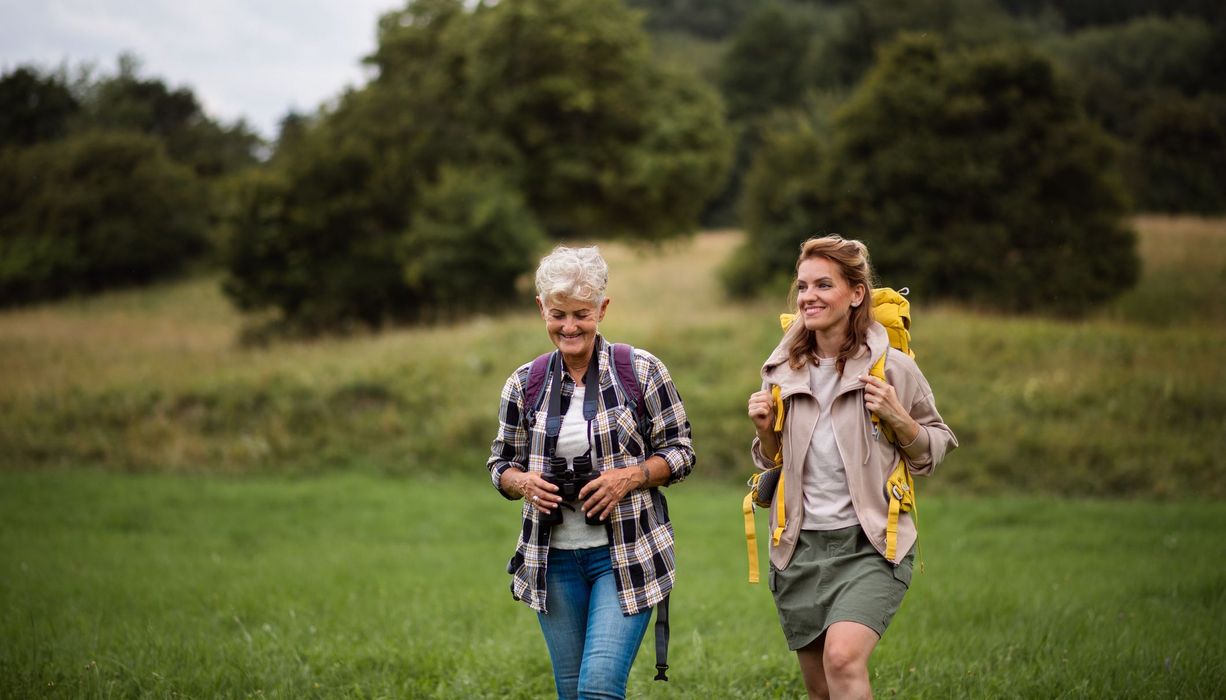 Zwei Frauen beim Wandern.