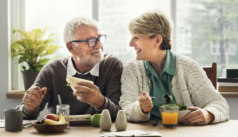 Älteres Paar am Frühstückstisch