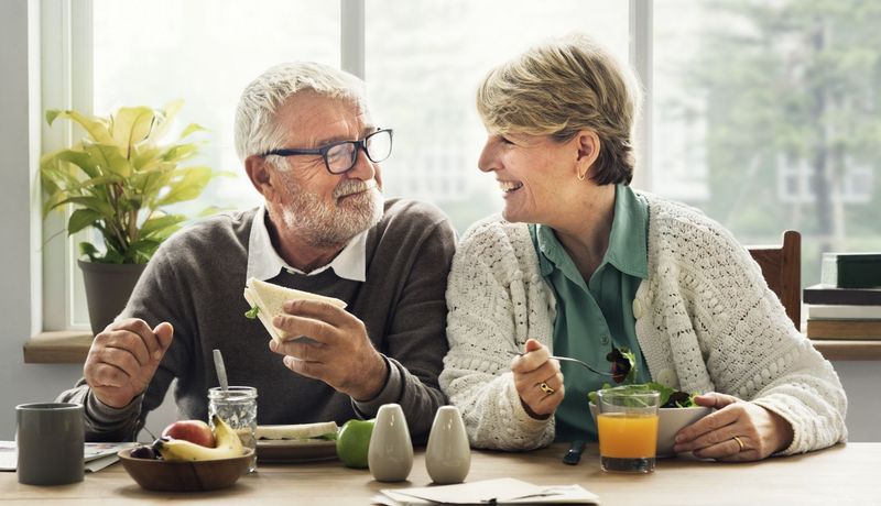 Älteres Paar am Frühstückstisch