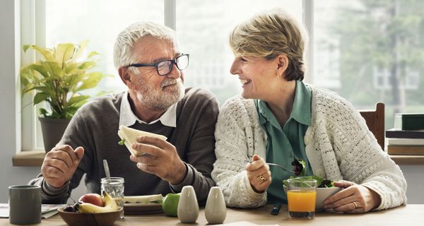Älteres Paar am Frühstückstisch