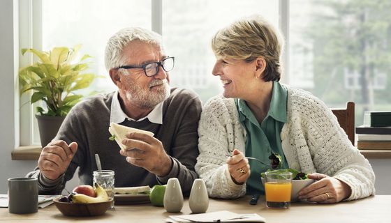 Älteres Paar am Frühstückstisch