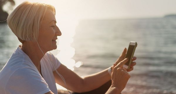 Ältere Frau mit Smartphone.