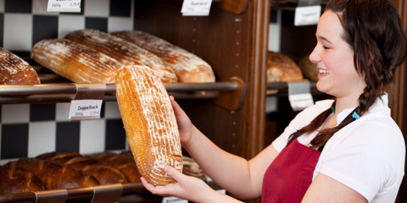 Bäckerin mit Brot in der Hand