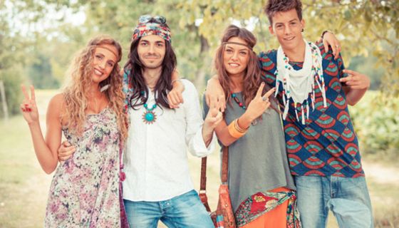 Zwei junge Hippie-Pärchen.