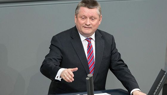 Minister Hermann Gröhe hat sich gegen Grippe impfen lassen.