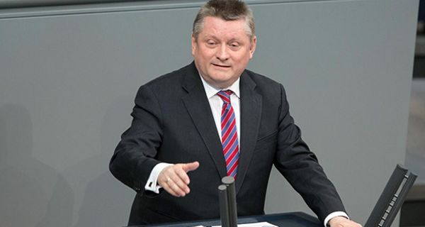 Minister Hermann Gröhe hat sich gegen Grippe impfen lassen.