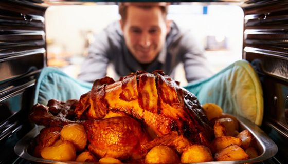 Fettreiche und üppige Mahlzeiten treiben den Cholesterinspiegel in die Höhe.