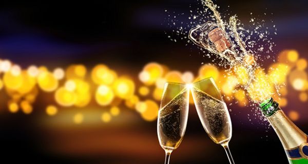 Viele Leute lassen zum neuen Jahr Korken fliegen um mit sprudelnden Sekt oder Champagner anzustoßen.