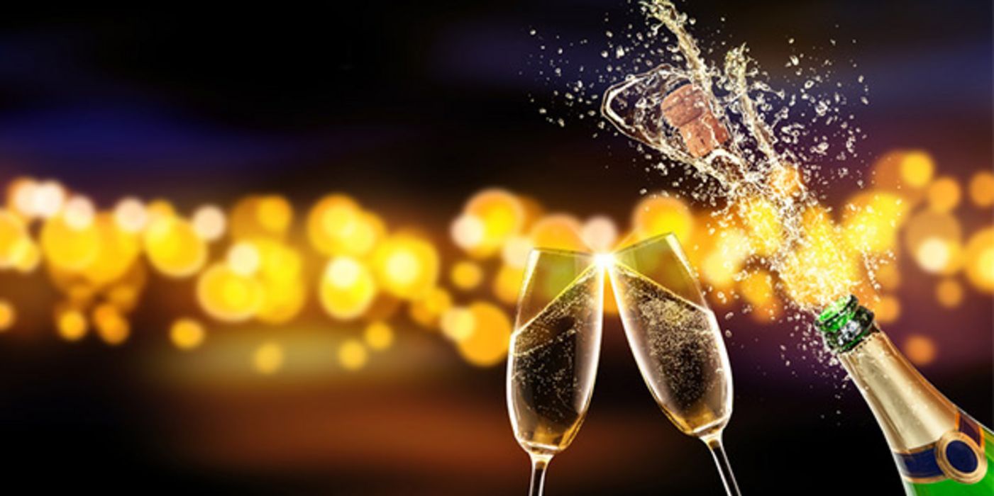 Viele Leute lassen zum neuen Jahr Korken fliegen um mit sprudelnden Sekt oder Champagner anzustoßen.
