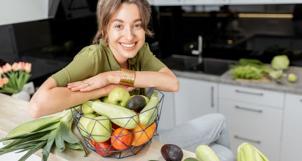 Junge Frau mit Obstschale.