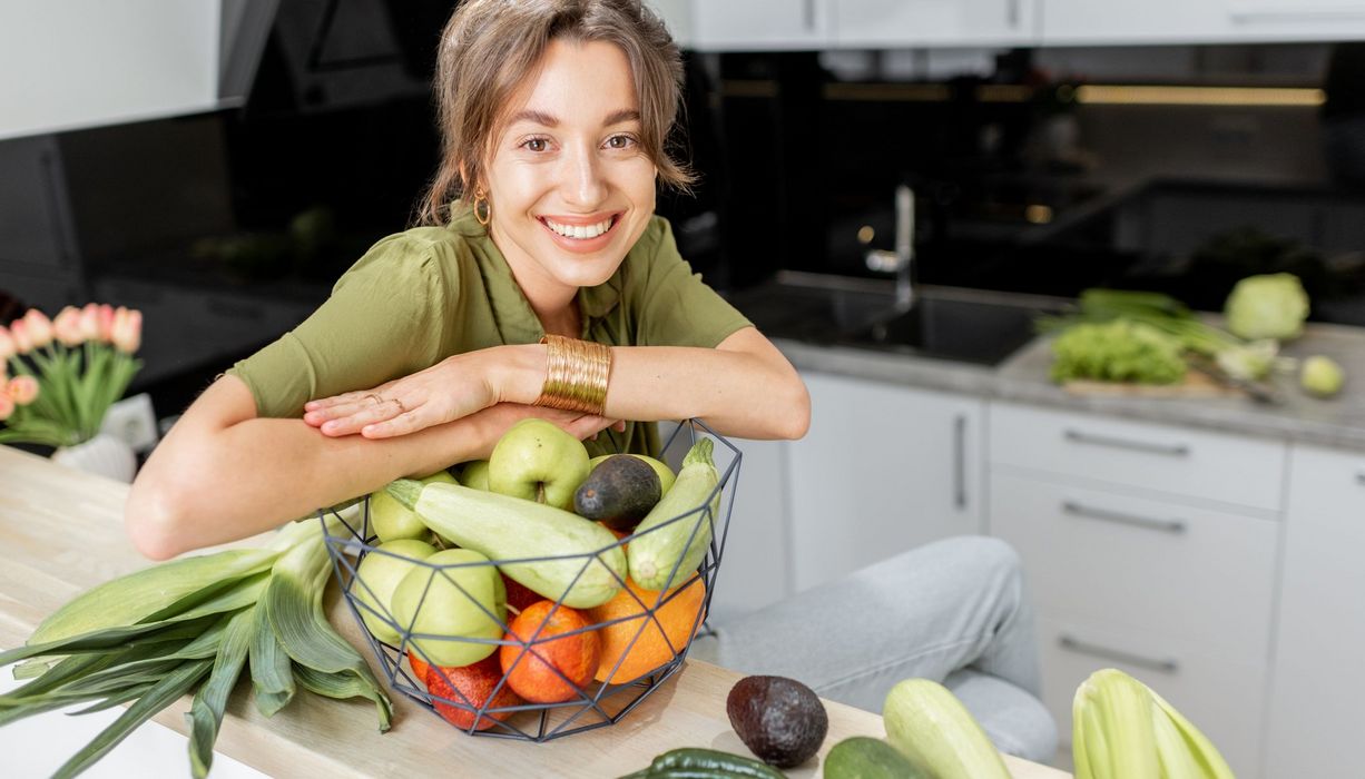 Junge Frau mit Obstschale.