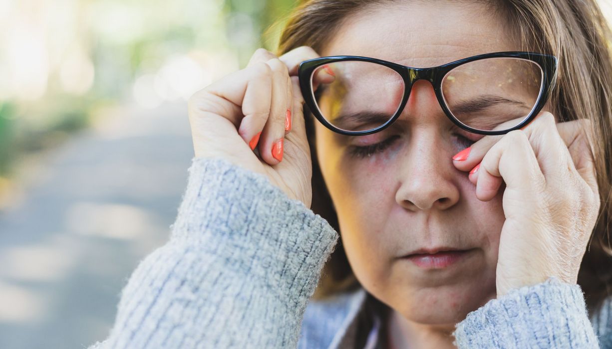 Frau, reibt sich die Augen.