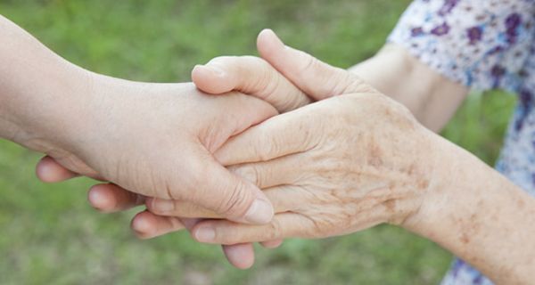 Anhand des Händedrucks lässt sich das Fortschreiten der Parkinson-Krankheit überwachen.