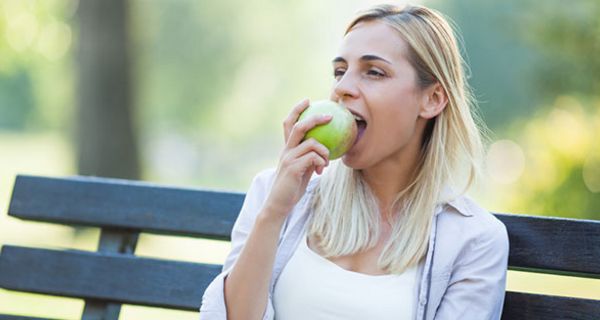 Beim Apfel sitzen die meisten Bakterien nicht auf der Schale, sondern viel tiefer.