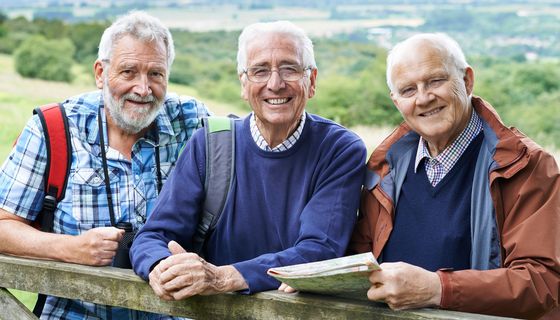 Drei ältere Männer auf Wandertour