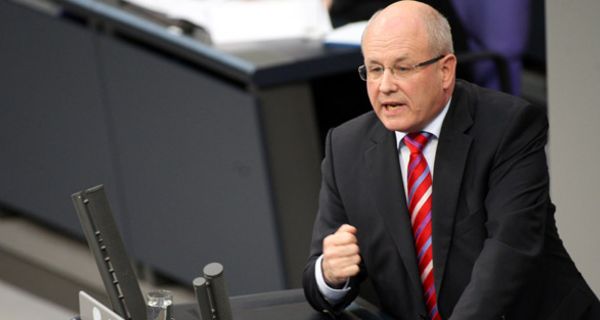 Volker Kauder redet im Bundestag.