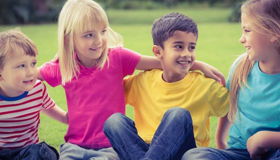 Während Kinder in der Schule meist die "Hochsprache" nutzen, sprechen sie in der Freizeit in vielen Gegenden einen landestypischen Dialekt