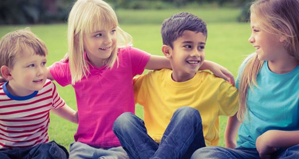 Während Kinder in der Schule meist die "Hochsprache" nutzen, sprechen sie in der Freizeit in vielen Gegenden einen landestypischen Dialekt